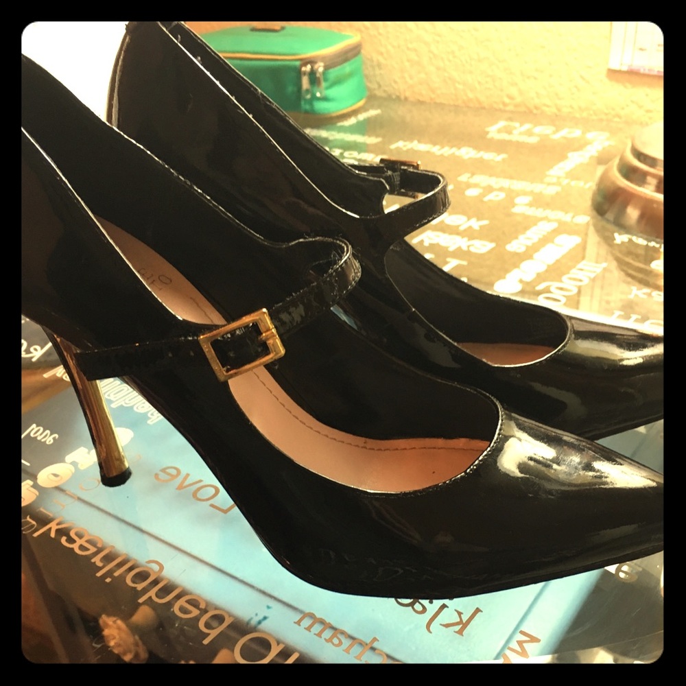 Size 7.5 black pumps by Vince Camuto